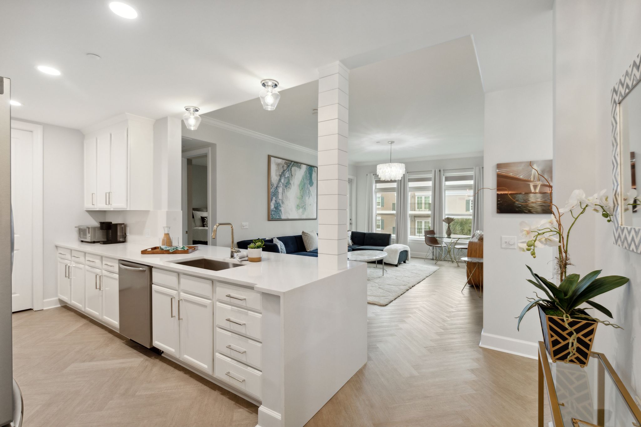 HOW HOME STAGING AND HOME UPDATING ENHANCE ONLINE APPEAL